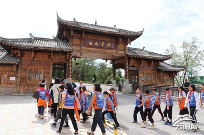 團(tuán)縣委組織學(xué)生開展研學(xué)旅行活動(dòng) 讓學(xué)生學(xué)在路上，研學(xué)旅行助成長(zhǎng)